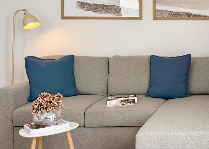 Canaryislandshost L Almar De *