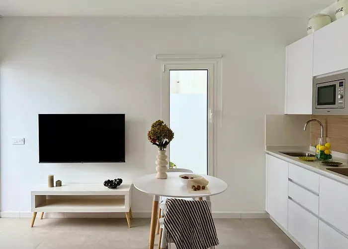 Canaryislandshost L Almar De