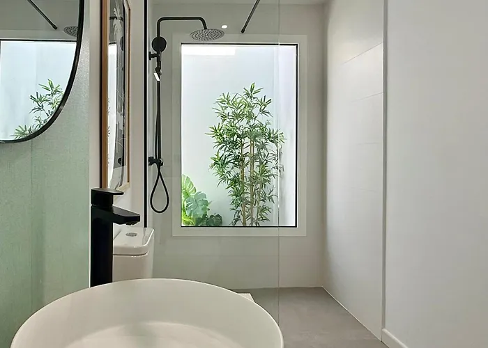 Canaryislandshost L Almar De *